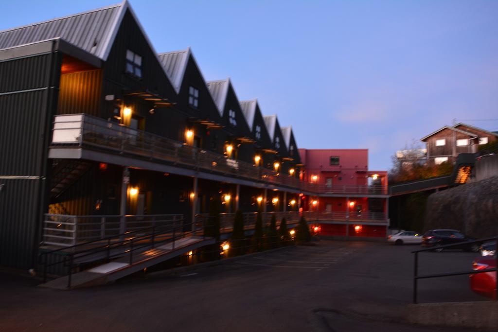 Island Village Properties At Fred Tibbs Tofino Exterior foto