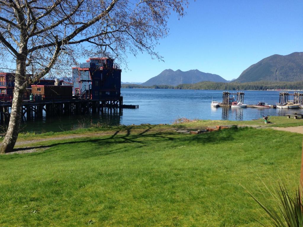 Island Village Properties At Fred Tibbs Tofino Exterior foto